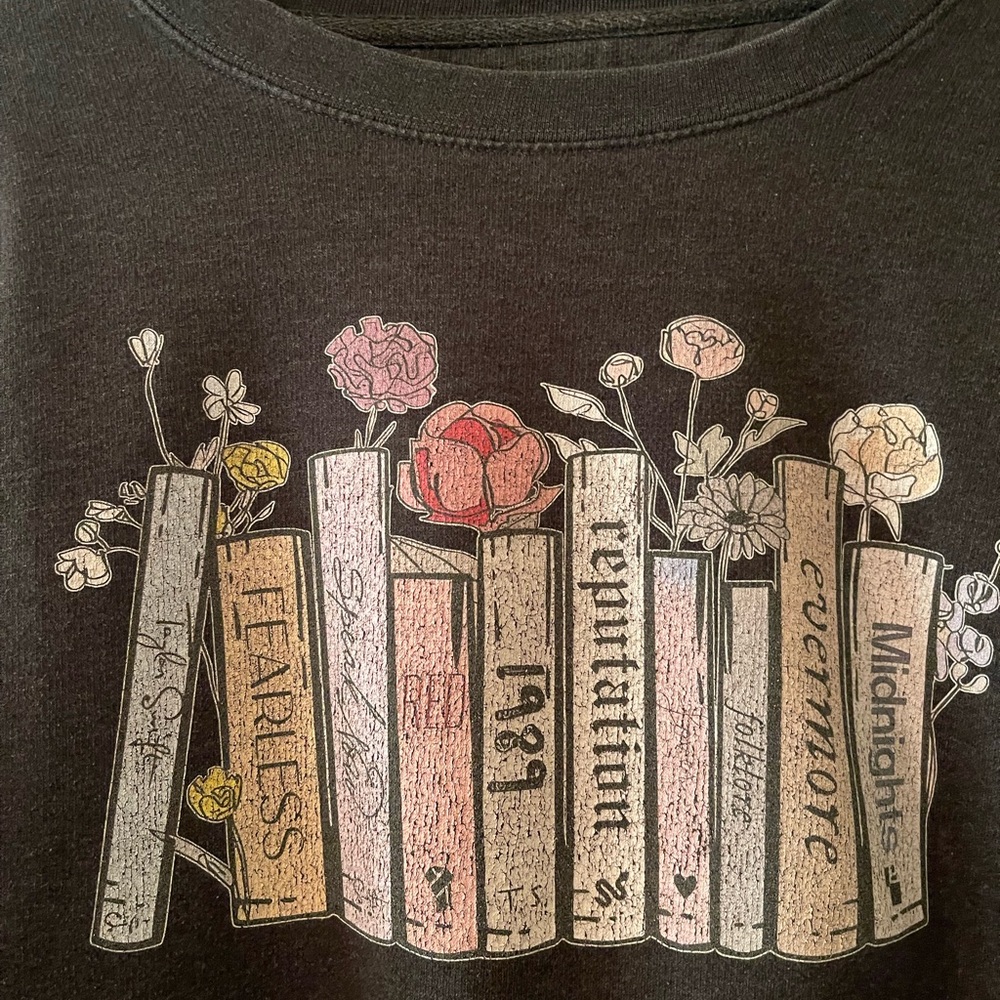 Plus Size Women’s Dark Gray Sweatshirt with Book Graphic size XL pre-owned - Picture 2 of 10